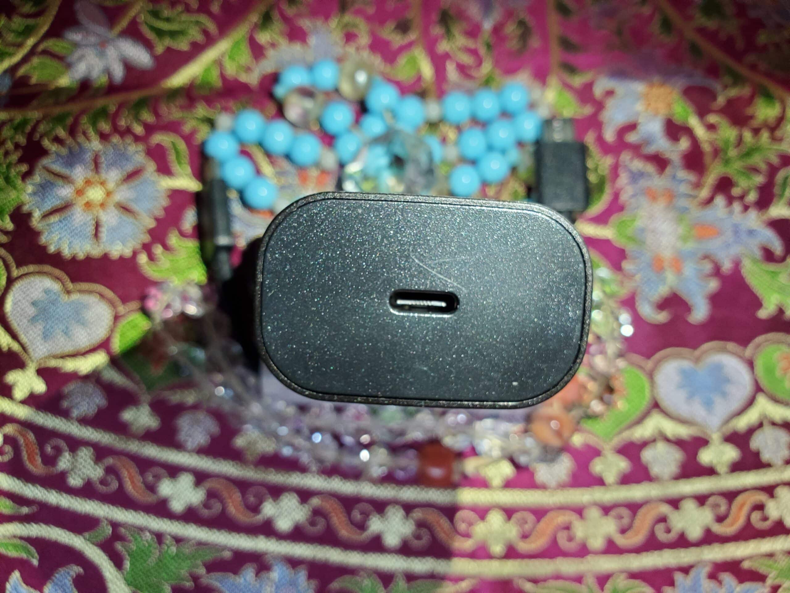 20240926_040704 Samsung 25W Travel Adapter - სამსუნგის 25 ვატიანი დამტენი დამტენის ზედ ხედი Type-C პორტით