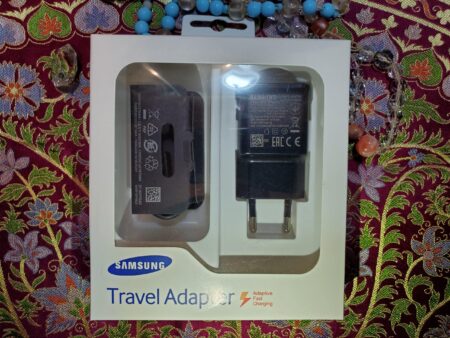 Samsung 15W USB Travel Adapter with USB-C to USB Cable, Adaptive Fast Charging - სამსუნგის 15 ვატიანი USB სწრაფი დამტენი ყუთში წინა მხარე