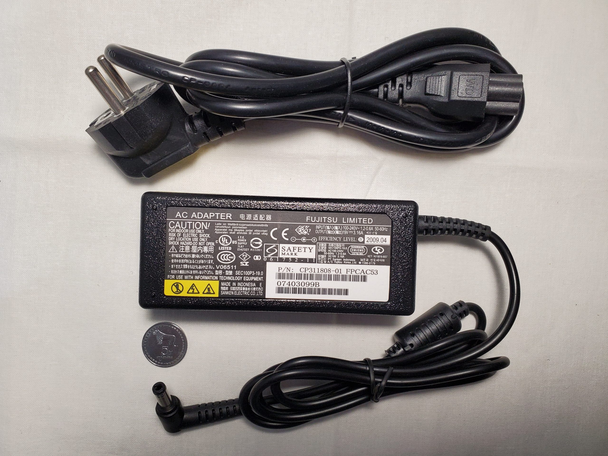 20251111_215200 Fujitsu laptop charger 60w 19V – 3.16A 5.5mm/2.5mm with power cord