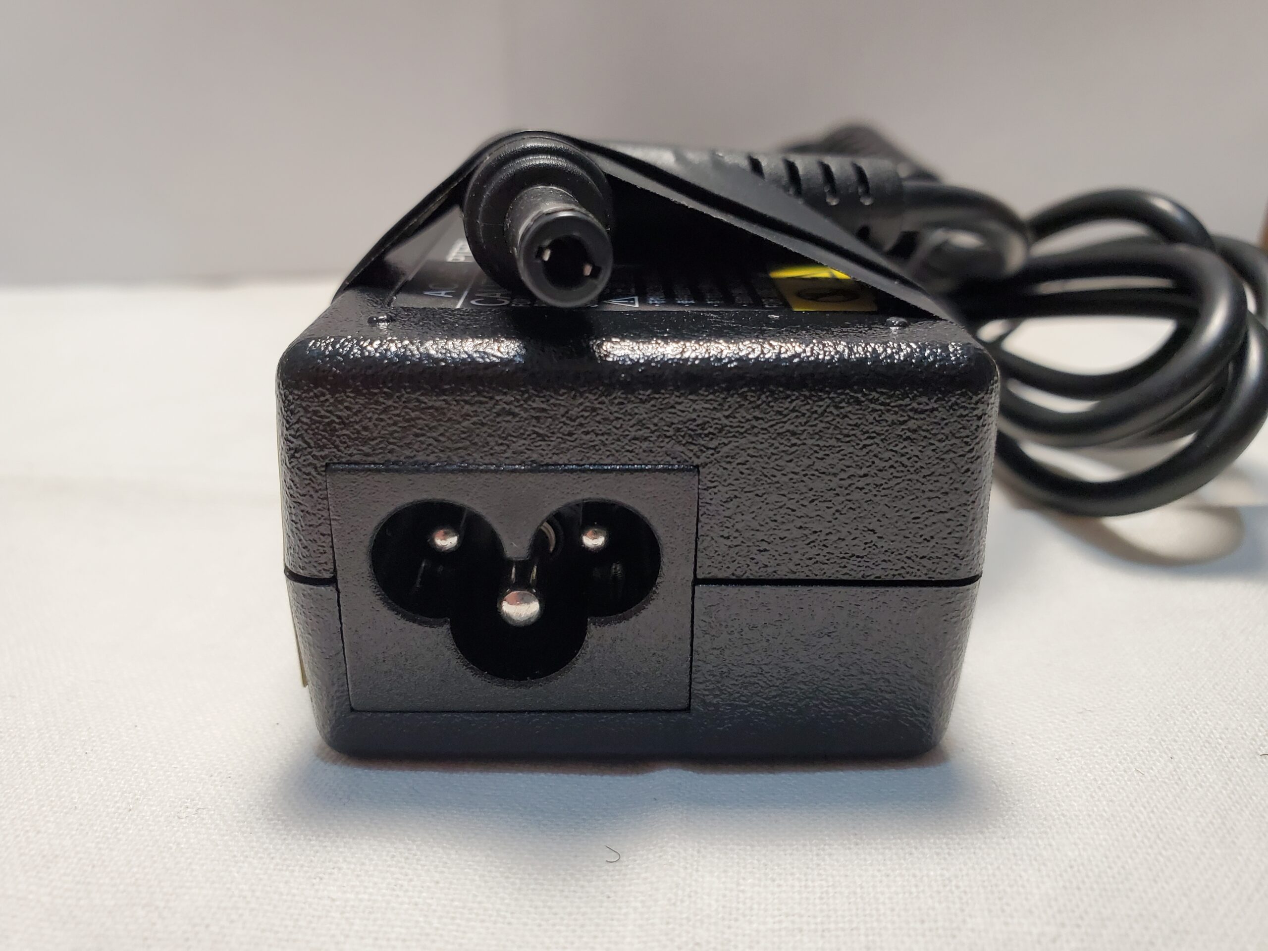 20251111_215339 Fujitsu laptop charger 60w 19V – 3.16A 5.5mm/2.5mm charger connectors