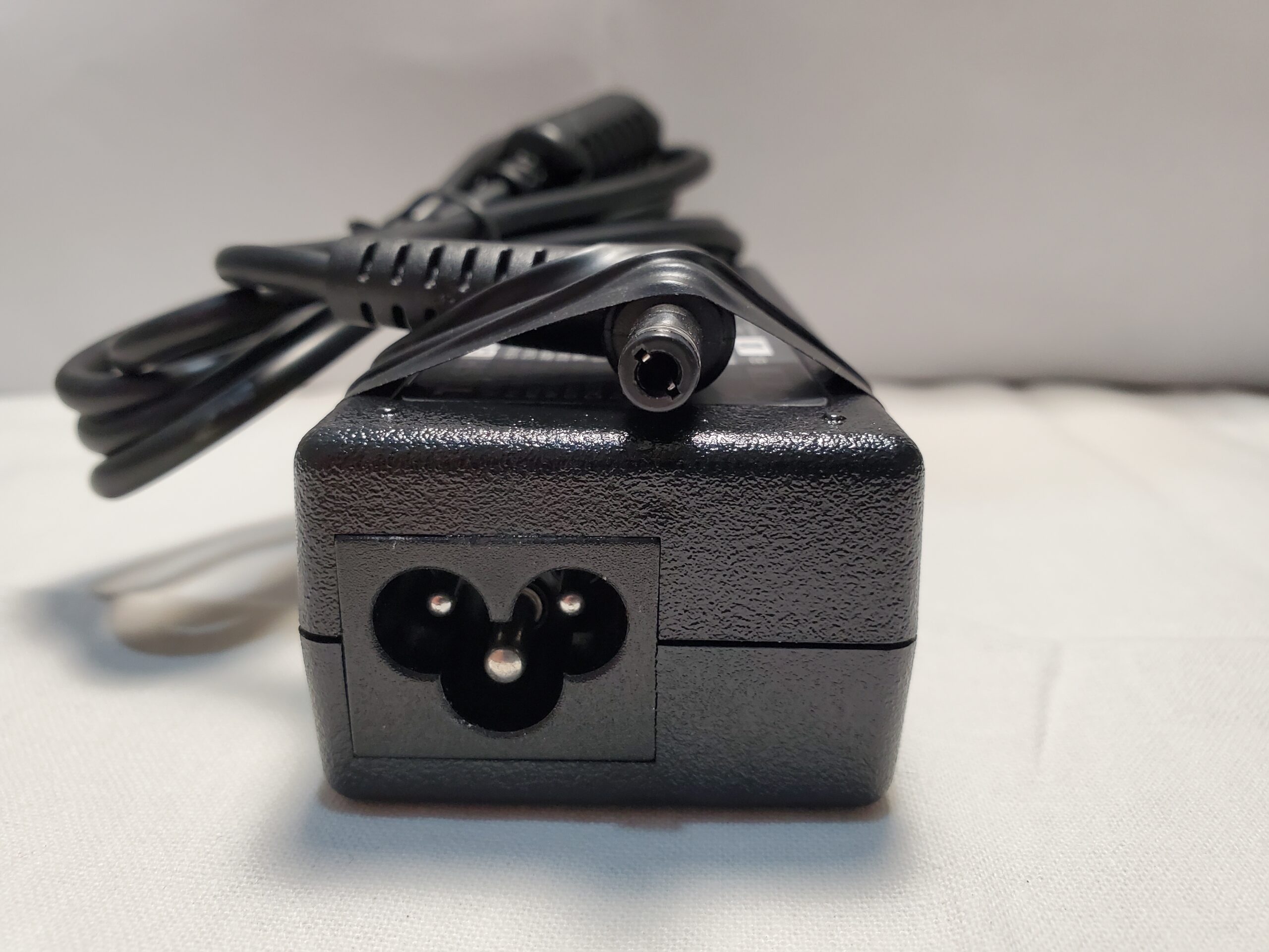 20251112_201721 Toshiba Laptop charger 65w 19A - 3.42A. 5.5x2.5mm connector.