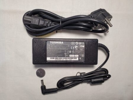 Toshiba Laptop charger 90w 19A - 4.74A. 5.5x2.5mm connector. with power cable