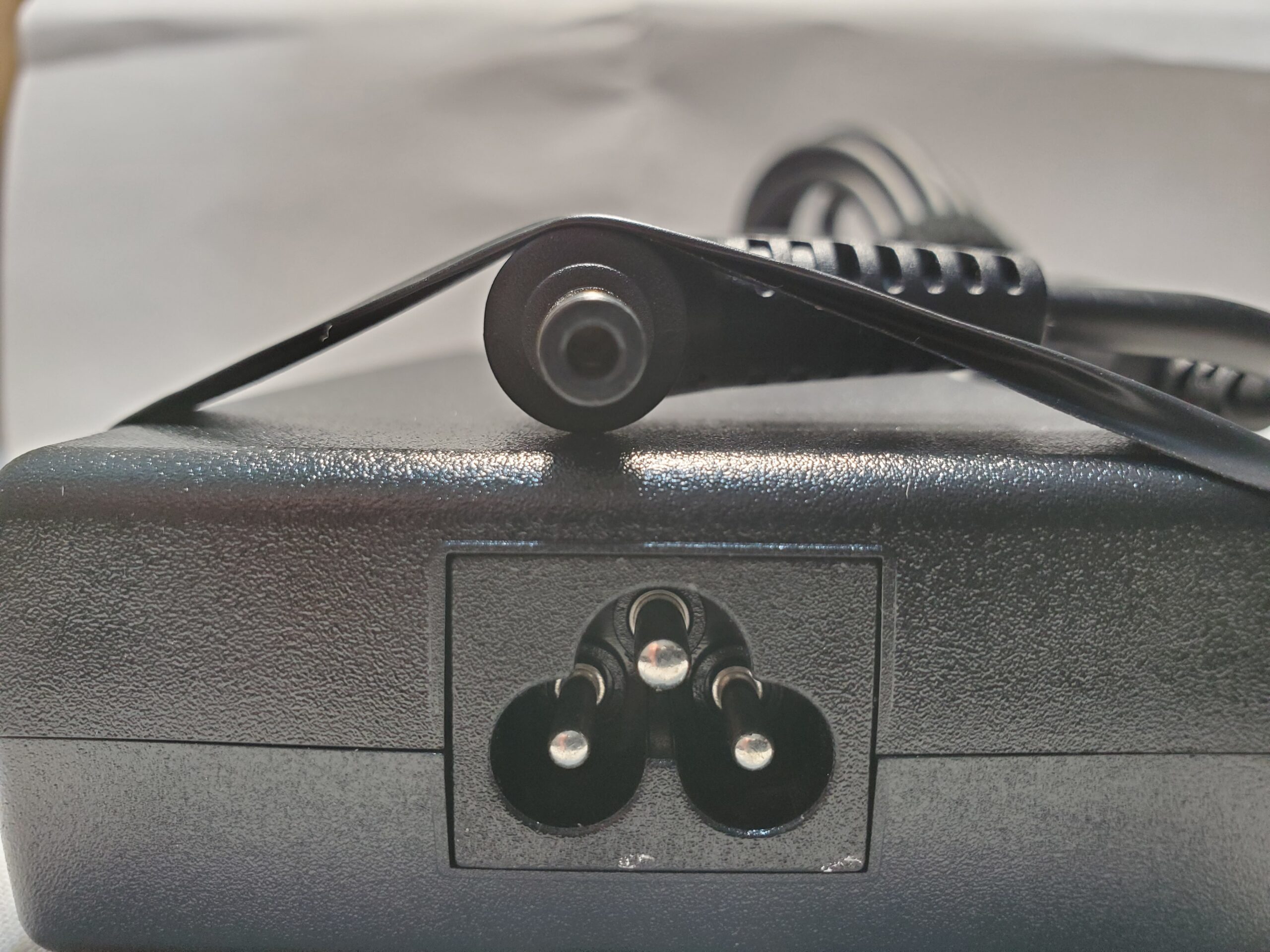 20251116_195414 MSI 180w 19.5V - 9.23A 5.5-2.5mm laptop charger, connectors side