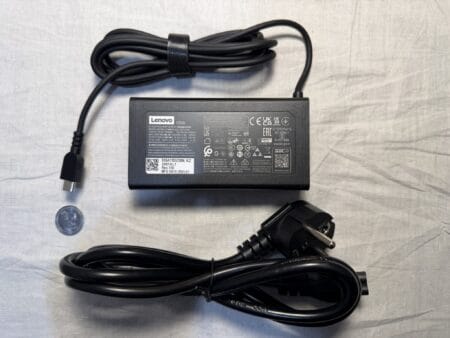 Lenovo ლეპტოპის 100w USB-C (Type-C) დამტენი დენის კაბელთან ერთად, წინა მხარე სადაც სტიკერი ჩანს რაზეც დატანილია დამტენის სრული სპეციფიკაცია.