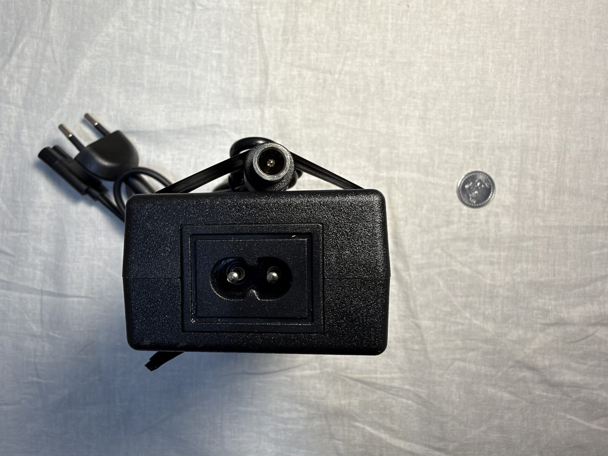 IMG_5625 Electric scooter charger 42V 2A 84W RCA 8mm – side view, showing the connector for the scooter and the power cord input.